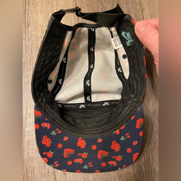 Rare Nike SB Skateboarding hat navy and red roses SnapBack - Picture 2 of 2